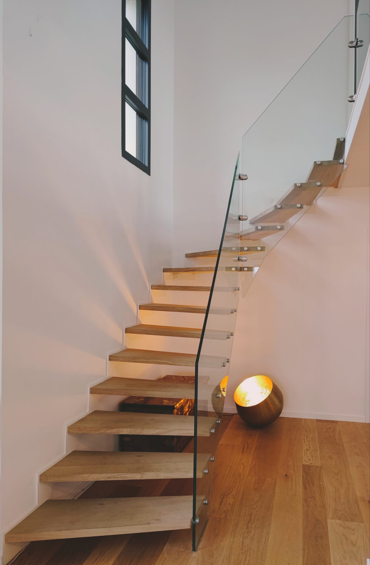 Escalier quart tournant bois verre suspendu sur mesure en Corse