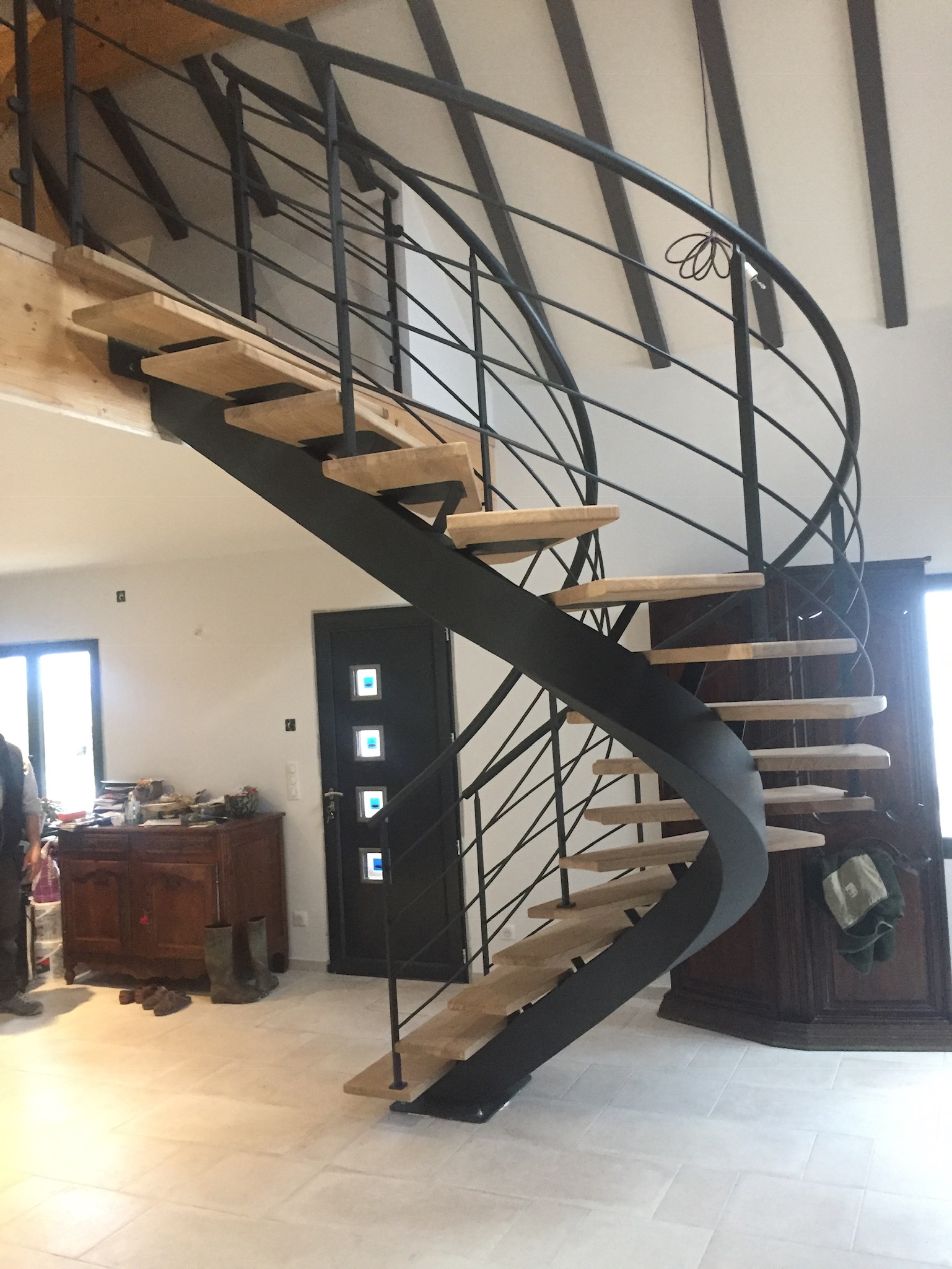 Escalier tournant bois acier sur mesure en Corse