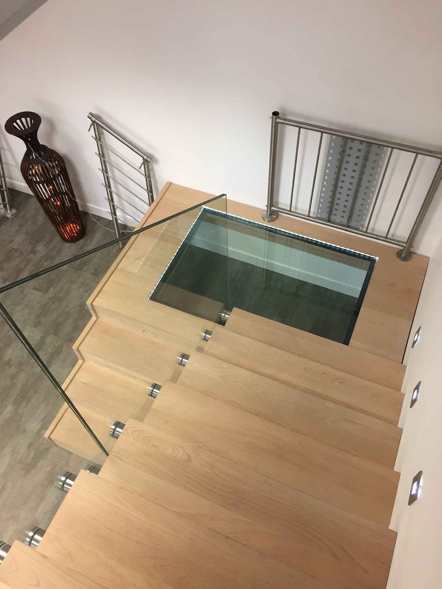 Passerelle en verre au palier d’escalier