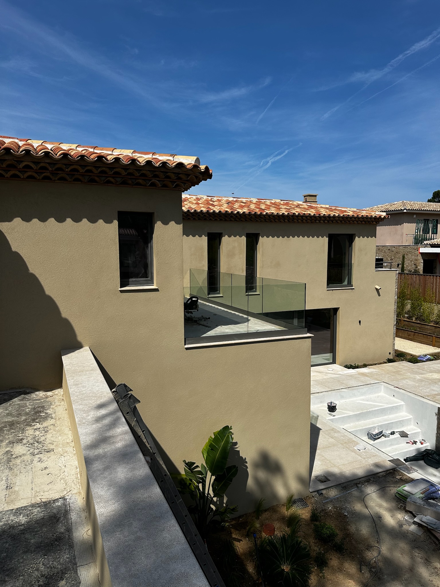 Long garde-corps verre sur terrasse